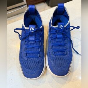 Boys size 5 Steph Curry sneakers